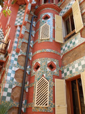 In 1878 Gaudí received a commission from Manuel Vicens i Montaner, a stock and currency broker, to build a summer residence for the family in the town of Gràcia (it was a separate town from Barcelona back then)