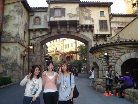 Tokyo Disneyland - Photo 1