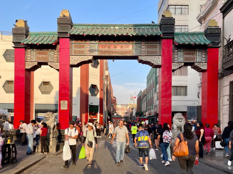 Lima boasts a bona-fide Chinatown, massive gate included // Schönes Tor, keine Mauer: Der Eingang zu Chinatown